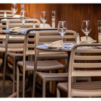 Sillas Costa Bistrot Nardi tortora ambientadas en restaurante