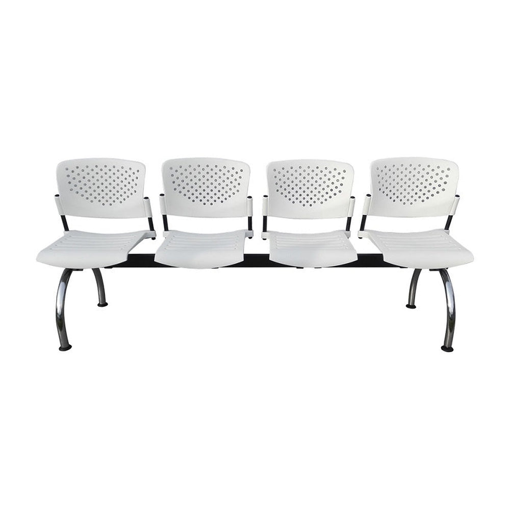 Banqueta Alice de cuatro cuerpos blancos, vista frontal con respaldos perforados y patas luna cromadas. | VICCA