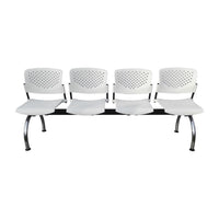 Banqueta Alice de cuatro cuerpos blancos, vista frontal con respaldos perforados y patas luna cromadas. | VICCA