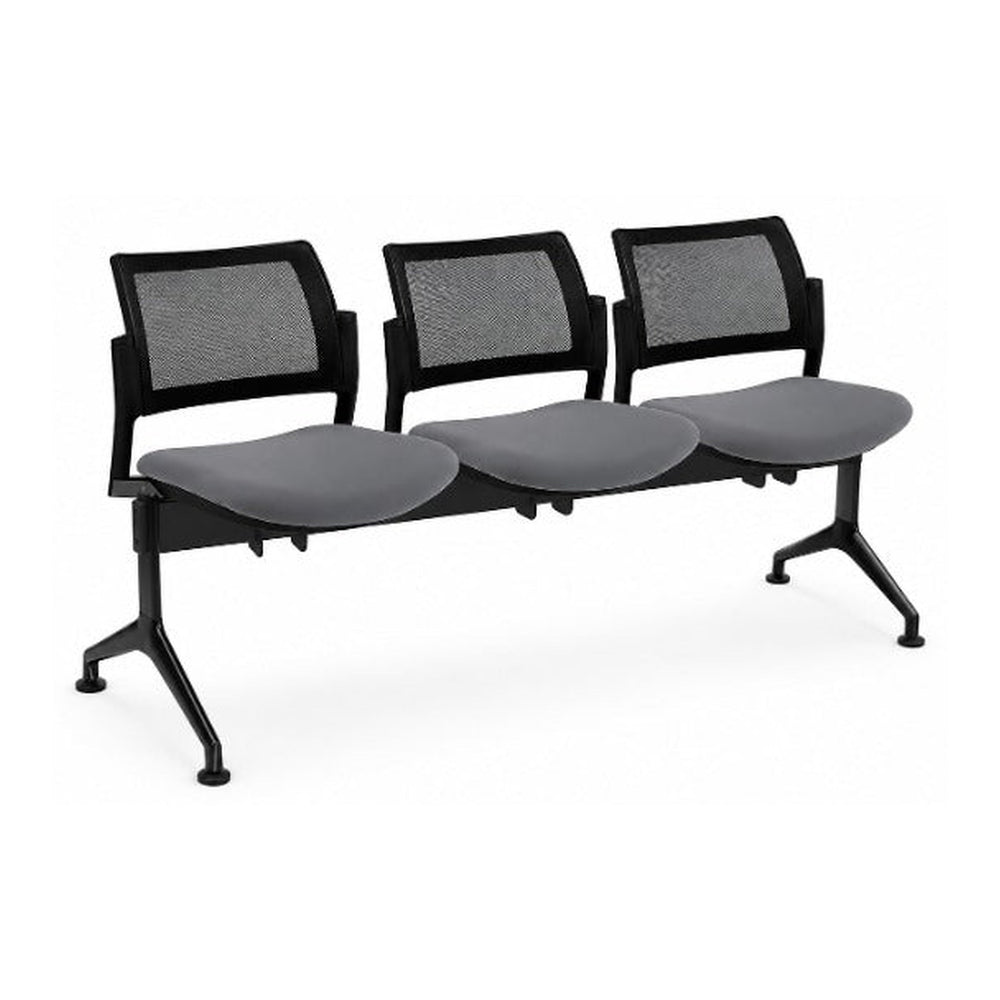 Banqueta de espera Dream con respaldo de malla, vista de tres cuartos, con tres asientos grises y estructura negra