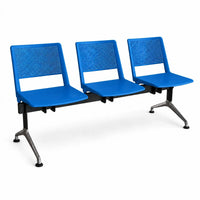 Banqueta de espera Iso Revolution de tres puestos, con asientos y respaldos azules de polipropileno y patas metálicas, vista de tres cuartos.