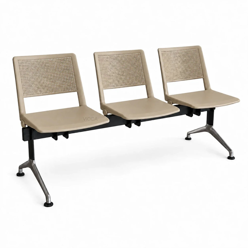 Banqueta de espera Iso Revolution de tres puestos, con asientos y respaldos beige de polipropileno y patas metálicas, vista de tres cuartos.