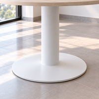 Detalle de la base de pedestal con plato circular color Blanco MT de la mesa redonda de oficina VICCA