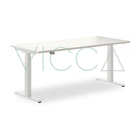Escritorio Mapi Smart blanco, vista de tres cuartos con cubierta rectangular y dos columnas sobre patas en T. | VICCA