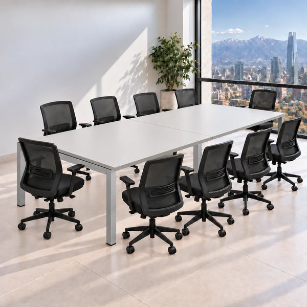 Mesa de reuniones rectangular para 10 personas con cubierta Niebla en dos piezas y estructura metálica color aluminio con apoyo central; sillas no incluidas.