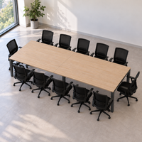 Mesa de reuniones rectangular para 12 personas con cubierta de madera clara en dos piezas y estructura Gris MT tipo bench con apoyo central; sillas no incluidas