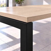 Detalle de estructura metálica negra tipo bench con perfil cuadrado de 50 × 50 mm y cubierta de 25 mm con canto de PVC, mostrando la ligera separación entre cubierta y estructura