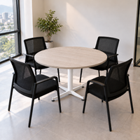 Mesa redonda de oficina para 4 personas con cubierta de madera clara y pedestal blanco de cuatro puntas igualmente espaciadas, con niveladores; sillas no incluidas