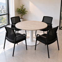 Mesa redonda de oficina para 4 personas con cubierta de madera clara y pedestal de plato circular blanco, tubo ancho y plato con suave descenso hacia el borde; sillas no incluidas