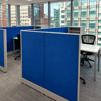 Panel divisorio tapizado azul instalado en oficina corporativa