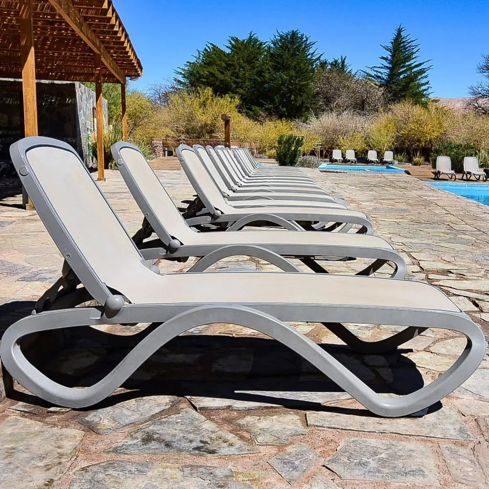 Reposeras Omega Nardi Tortora instaladas junto a piscina