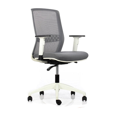 Silla Big Boss, vista de tres cuartos con respaldo de malla gris, asiento tapizado y estructura blanca con brazos. | VICCA
