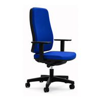 Silla ejecutiva Blaze azul, vista de tres cuartos con respaldo alto tapizado, brazos y base negra con ruedas.