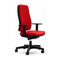 Silla ejecutiva Blaze roja, vista de tres cuartos con respaldo alto tapizado, brazos negros y base con ruedas. | VICCA