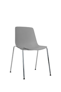 Silla para cafetería Joya gris con base metálica cromada en vista 45 grados