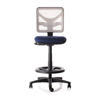 Silla cajero Y10 Media, vista frontal con asiento azul, respaldo de malla clara, aro apoyapiés negro y ruedas. | VICCA