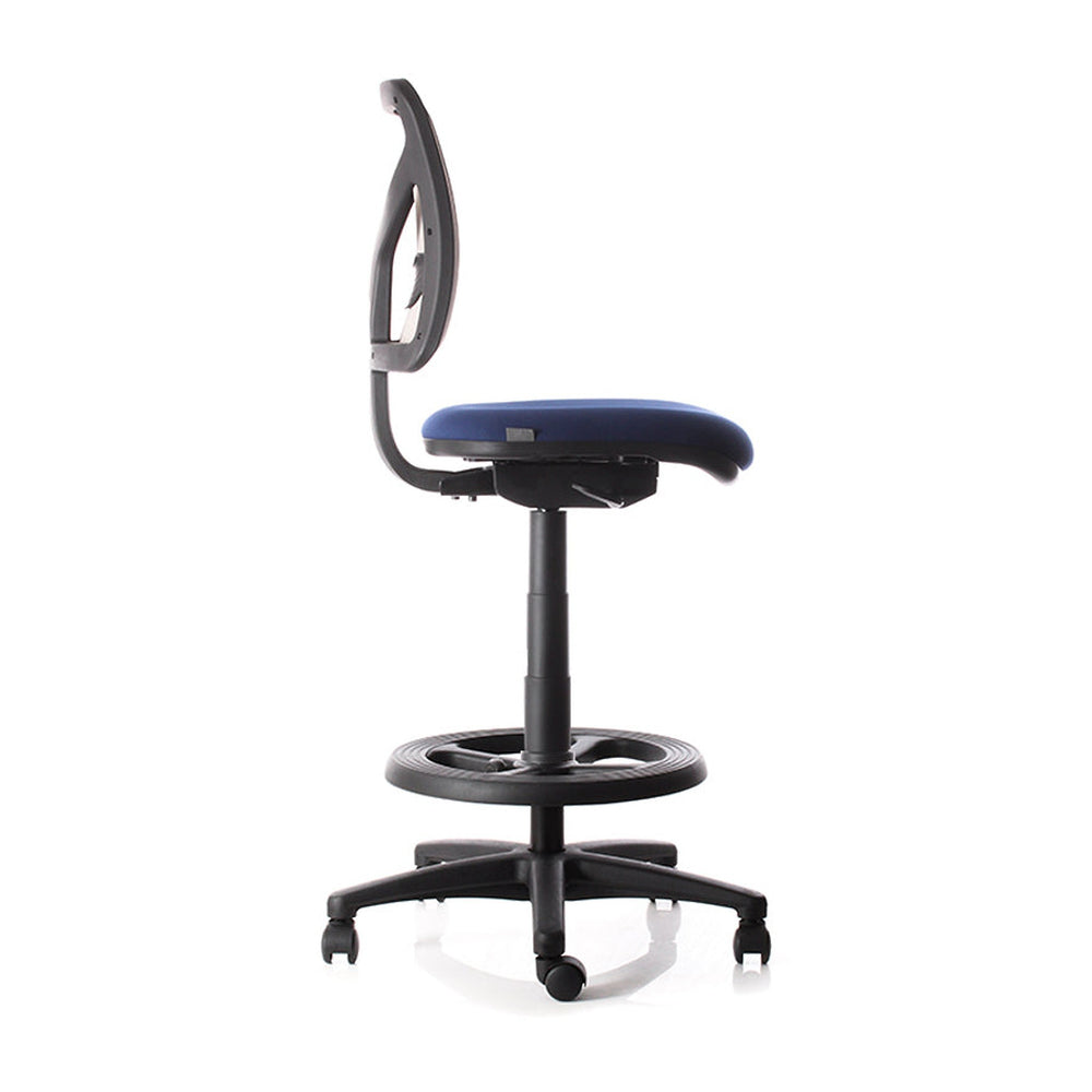Silla cajero Y10 Media, vista de perfil con asiento azul, respaldo de malla, aro apoyapiés negro y base con ruedas.