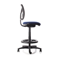Silla cajero Y10 Media, vista de perfil con asiento azul, respaldo de malla, aro apoyapiés negro y base con ruedas.