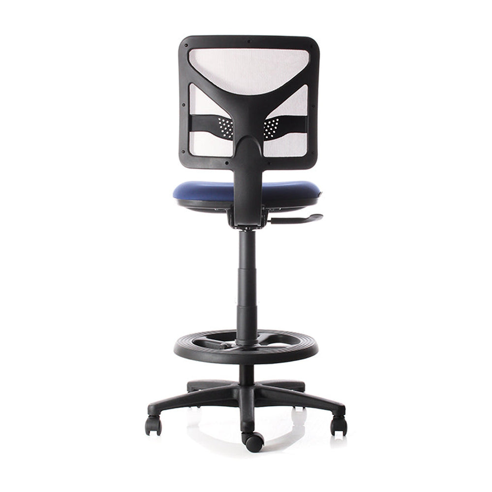 Silla cajero Y10 Media, vista trasera con marco negro, respaldo de malla, asiento azul y aro apoyapiés.
