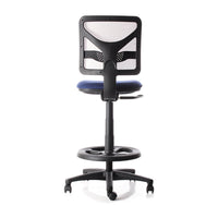 Silla cajero Y10 Media, vista trasera con marco negro, respaldo de malla, asiento azul y aro apoyapiés.