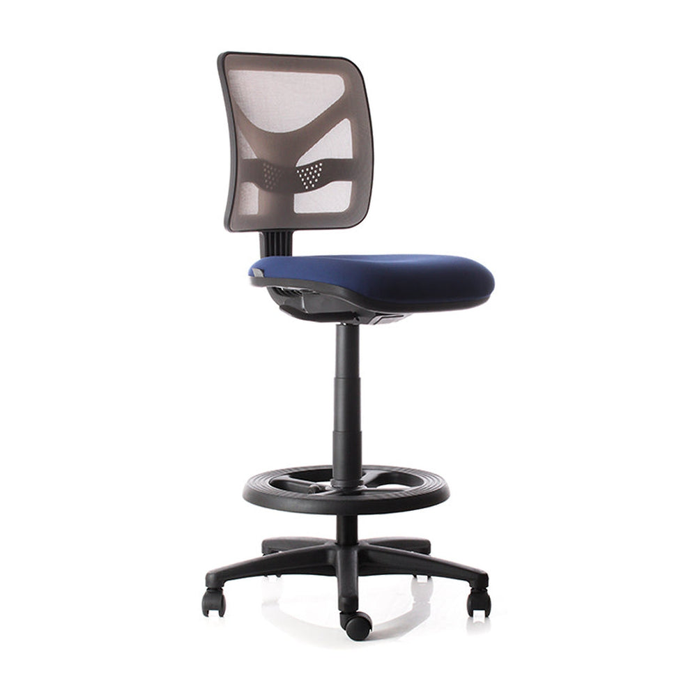 Silla cajero Y10 Media, vista de tres cuartos con asiento azul, respaldo de malla clara y aro apoyapiés negro.