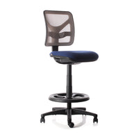 Silla cajero Y10 Media, vista de tres cuartos con asiento azul, respaldo de malla clara y aro apoyapiés negro.