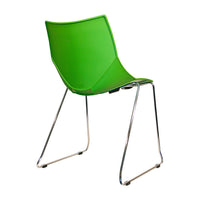 Silla para casino Shell en vista trasera de tres cuartos, verde, con respaldo liso y base trineo cromada