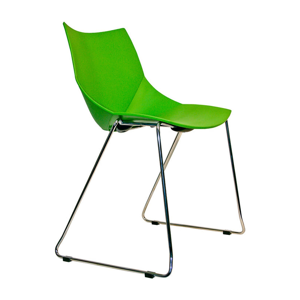 Silla para casino Shell en vista de tres cuartos, verde, sin brazos y con base trineo cromada | VICCA