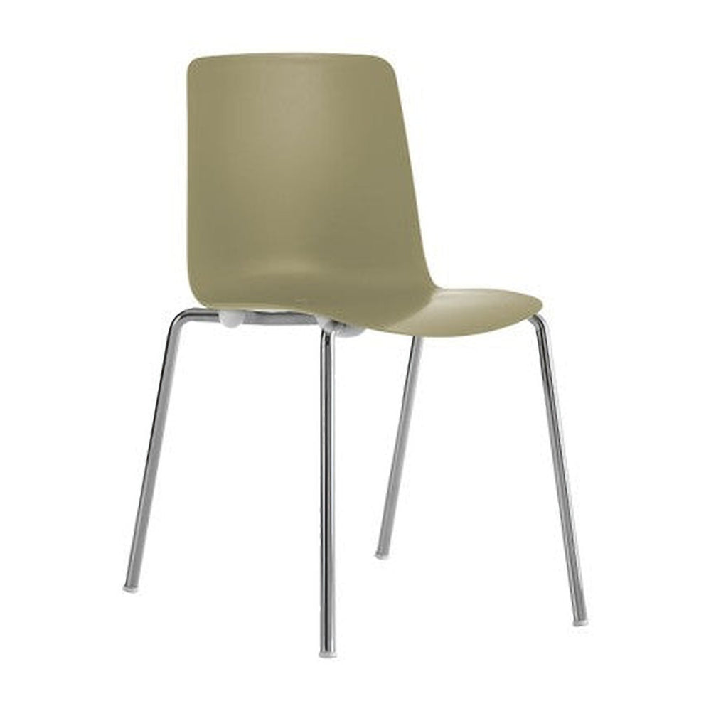 Silla para casino Vesper 1 en vista de tres cuartos, color arena, sin brazos y con cuatro patas metálicas | VICCA