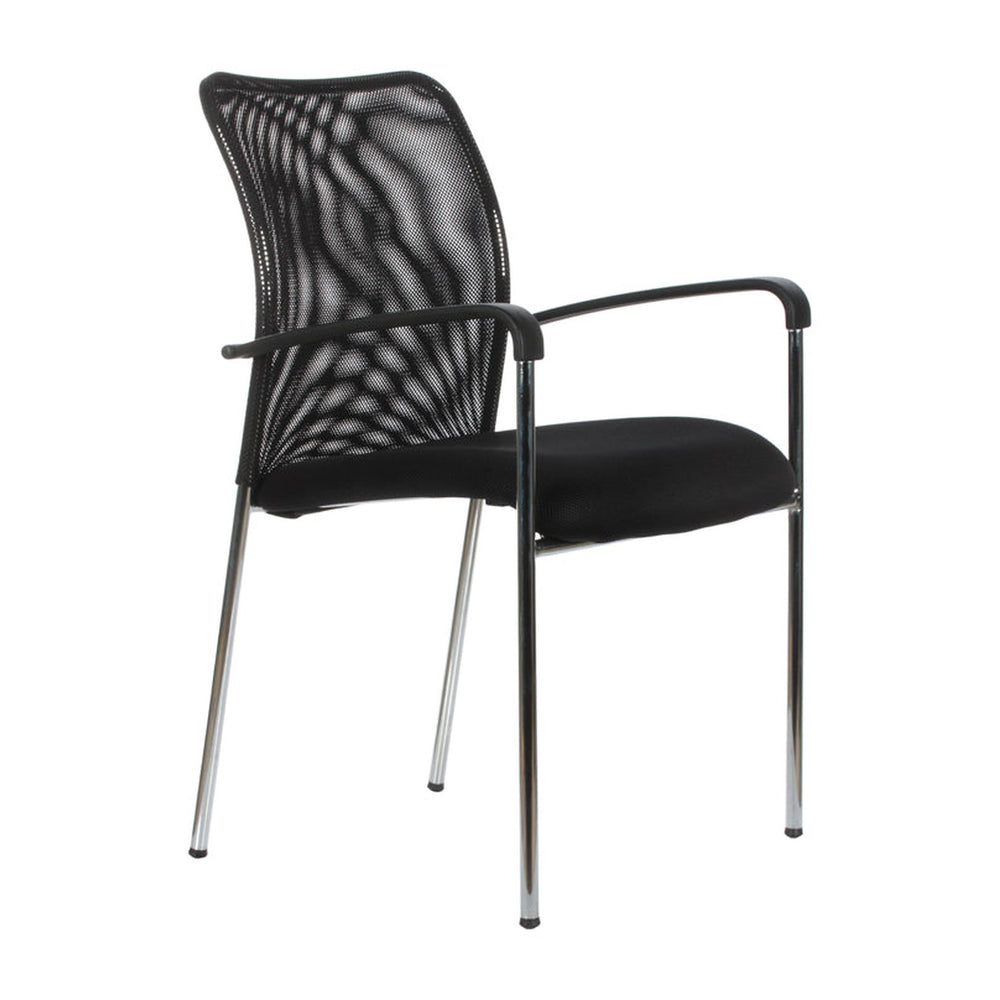 Silla de visita Strong en vista de tres cuartos, negra, con respaldo de malla, brazos y cuatro patas cromadas | VICCA
