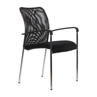 Silla de visita Strong en vista de tres cuartos, negra, con respaldo de malla, brazos y cuatro patas cromadas | VICCA