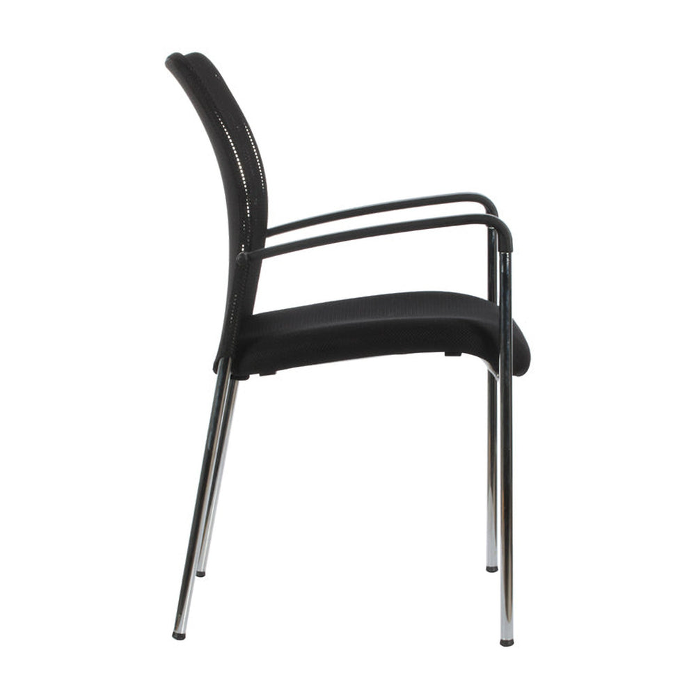 Silla de visita Strong de perfil, negra, con respaldo de malla, brazos y cuatro patas cromadas