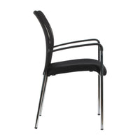 Silla de visita Strong de perfil, negra, con respaldo de malla, brazos y cuatro patas cromadas
