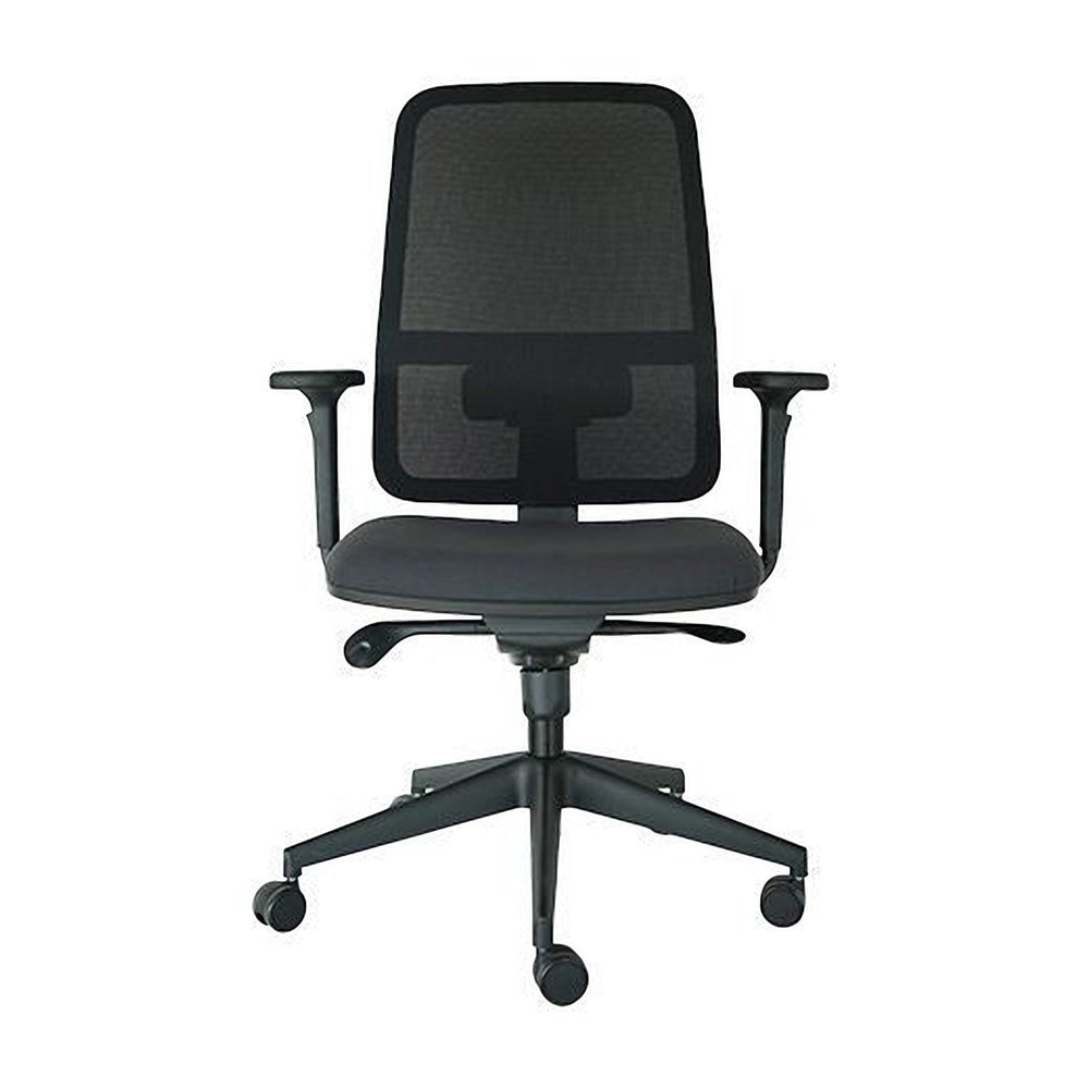 Silla ejecutiva Blaze con respaldo alto de malla, vista frontal, negra, con brazos y base negra con ruedas