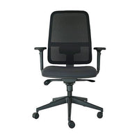 Silla ejecutiva Blaze con respaldo alto de malla, vista frontal, negra, con brazos y base negra con ruedas
