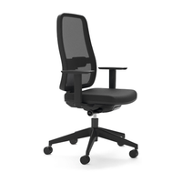 Silla ejecutiva Blaze con respaldo alto de malla, vista de tres cuartos, negra, con brazos y base con ruedas | VICCA
