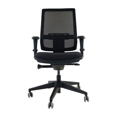 Silla ejecutiva ergonómica Brizza negra, vista frontal, con respaldo de malla, apoyabrazos y ruedas | VICCA