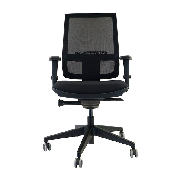 Silla ejecutiva ergonómica Brizza negra, vista frontal, con respaldo de malla, apoyabrazos y ruedas | VICCA