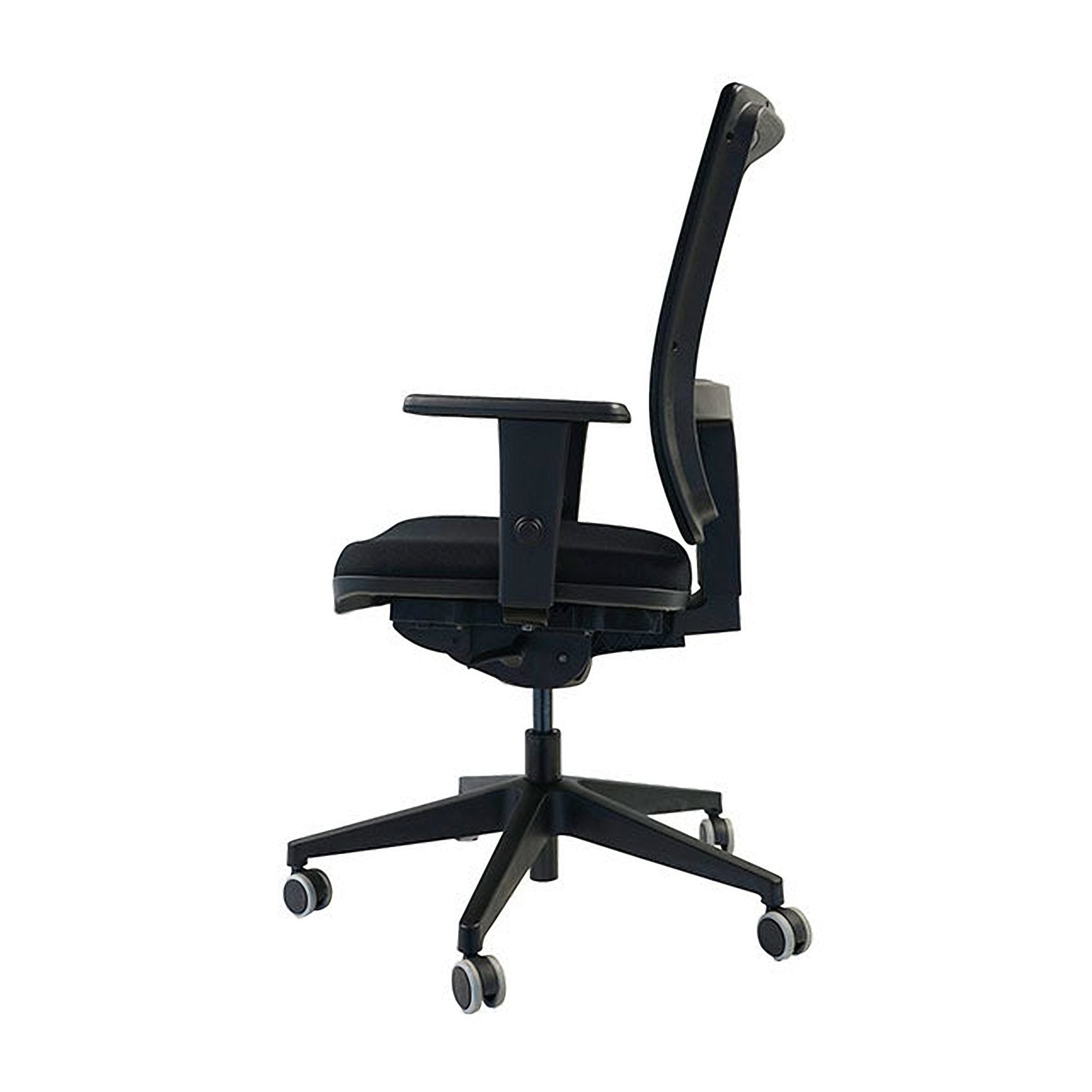 Silla ejecutiva ergonómica Brizza negra, vista frontal, con respaldo de malla, apoyabrazos y ruedas | VICCA