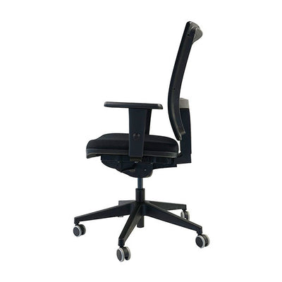Silla ejecutiva ergonómica Brizza negra, vista frontal, con respaldo de malla, apoyabrazos y ruedas | VICCA