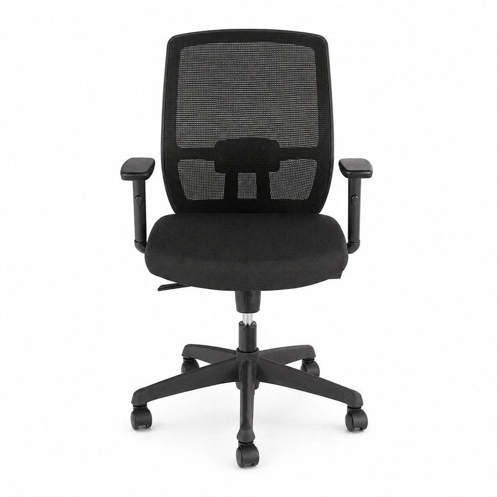 Vista frontal de silla ejecutiva Work Up con respaldo de malla