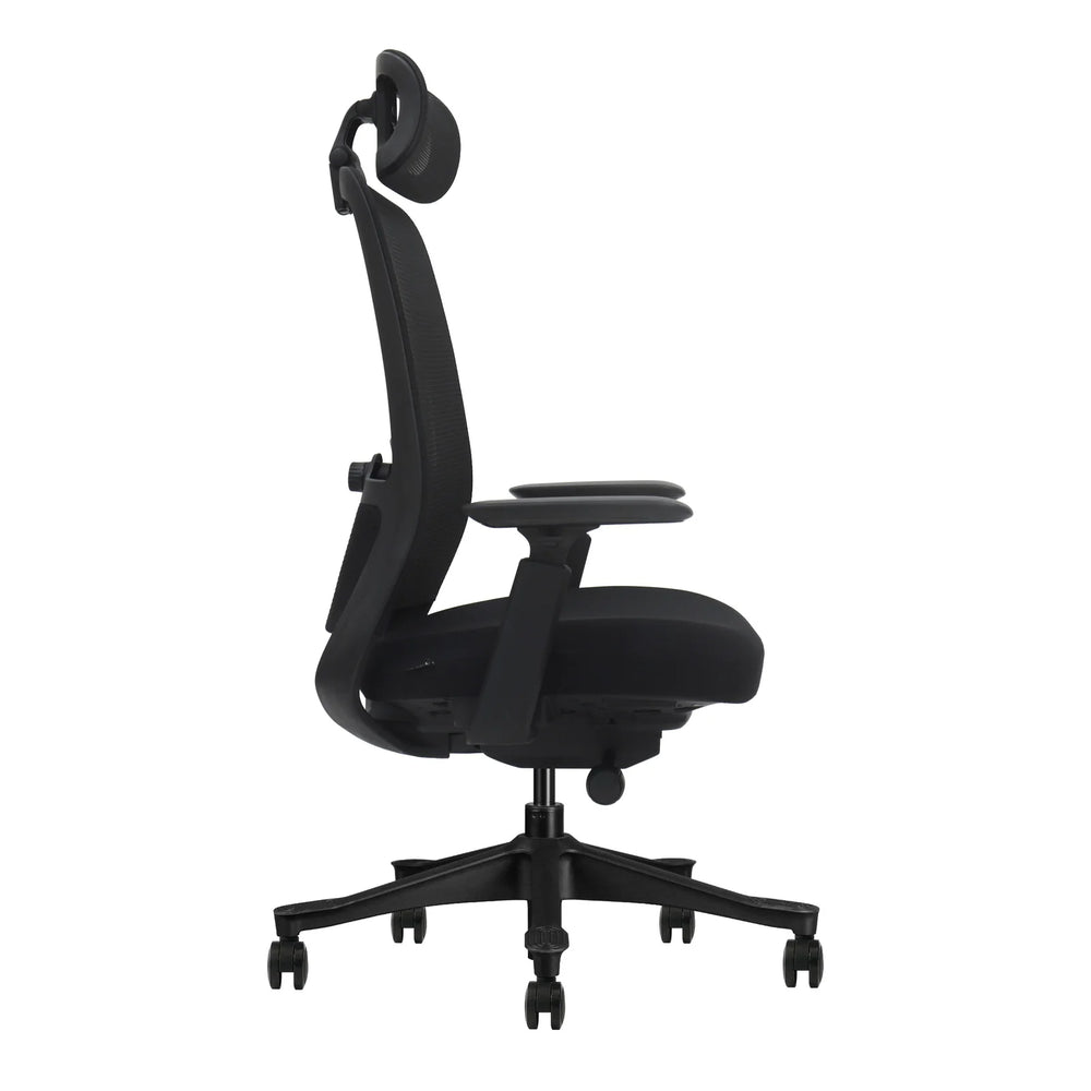 Silla ergonómica Matte negra en vista lateral con cabecero y respaldo de malla