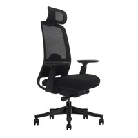 Silla ergonómica Matte negra en vista tres cuartos con asiento tapizado y brazos 3D