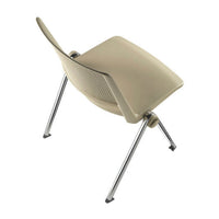 Silla Iso Revolution color arena, vista de tres cuartos desde atrás y arriba con respaldo perforado y patas cromadas.