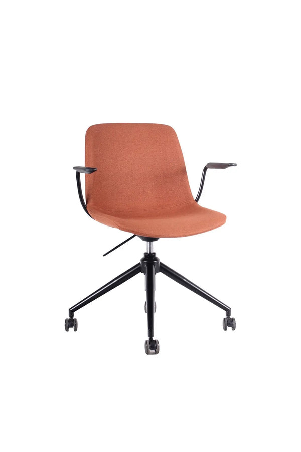 Silla Joga tapizada coral con base giratoria en vista 45 grados