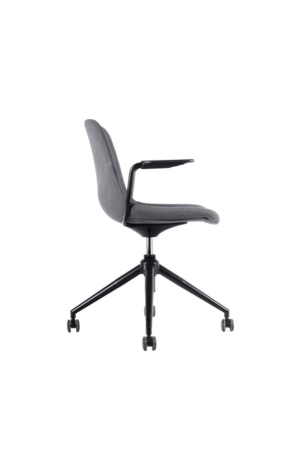 Silla Joga tapizada coral con base giratoria en vista 45 grados