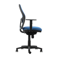 Silla Q3 azul, vista de perfil con respaldo de malla, asiento tapizado y estructura negra con brazos y ruedas.