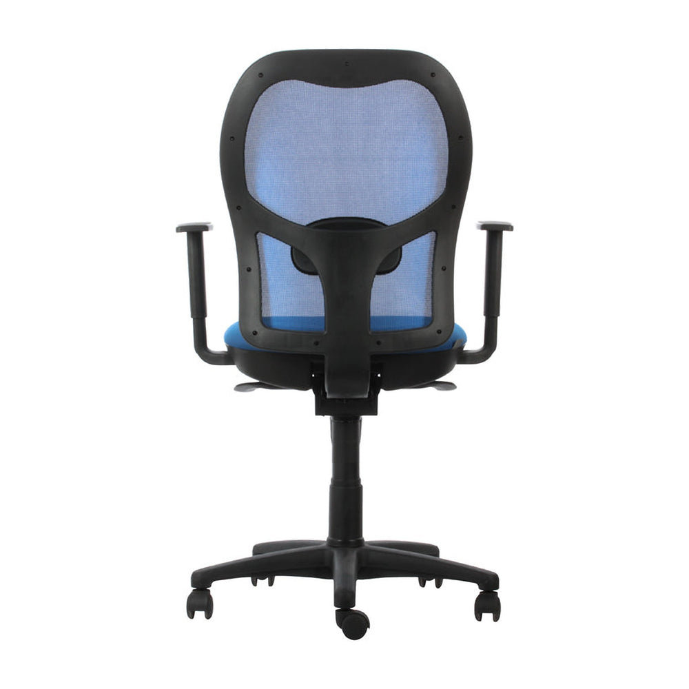 Silla Q3 azul, vista trasera con respaldo de malla, marco negro, soporte lumbar y base de cinco puntas con ruedas.