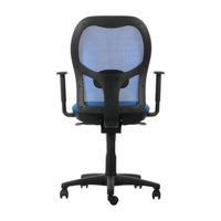 Silla Q3 azul, vista trasera con respaldo de malla, marco negro, soporte lumbar y base de cinco puntas con ruedas.