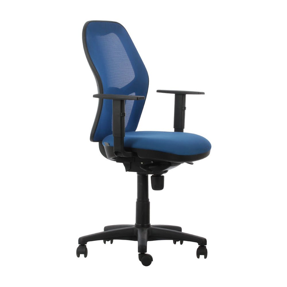 Silla Q3 azul, vista de tres cuartos con respaldo de malla, asiento tapizado, brazos y base negra con ruedas. | VICCA